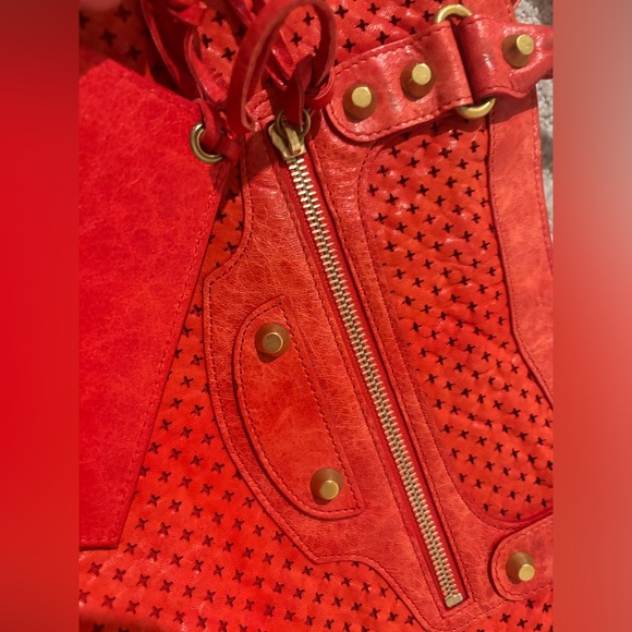 BALENCIAGA 
Agneau Laser Cut Cross Classic Gold Hardware City Tomate - Picture 8 of 13